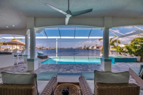 Gorgeous Lakefront Heated Pool Home, great Wi-Fi in Cape Coral